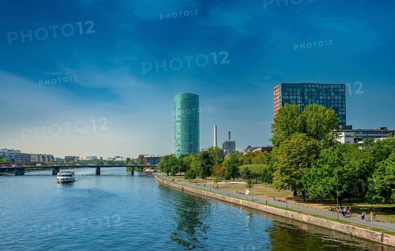 The River Main with the Westhafentower