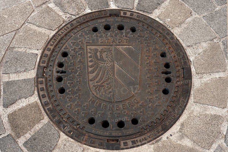 Stadtwappen auf einem Staedtischen Kanaldeckel