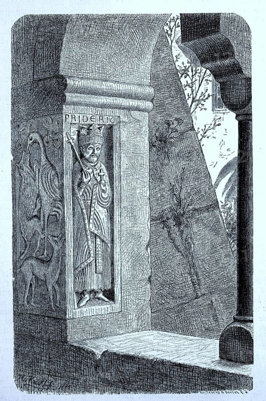 Steinbildnis von Friedrich Barbarossa am Eckstein eines Fensters im Kreuzgang des Klosters St. Zeno in Reichenhall in Bayern