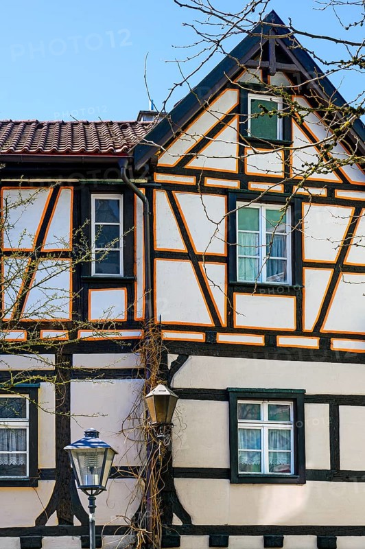Fachwerkfassade mit Laternen