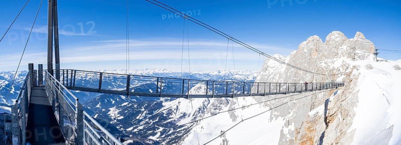 Blauer Himmel ueber alpiner Winterlandschaft