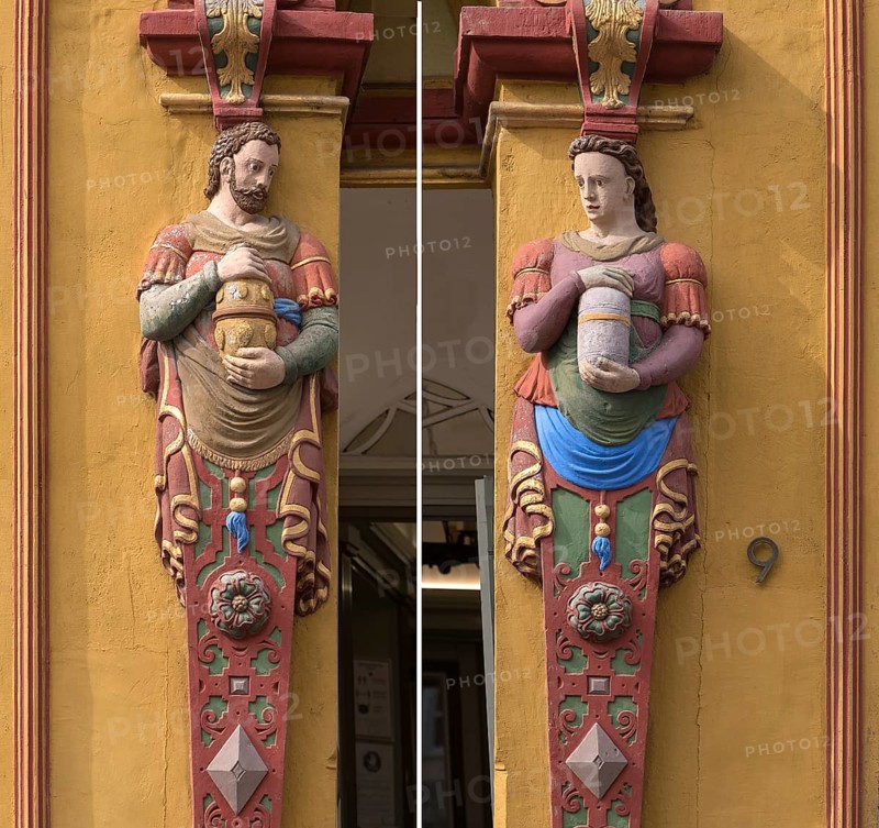 Weiblich-und maennlich Hermen mit Apothekengefaessen