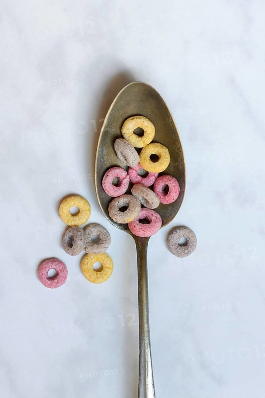 Fruit-flavoured cereal rings in spoon