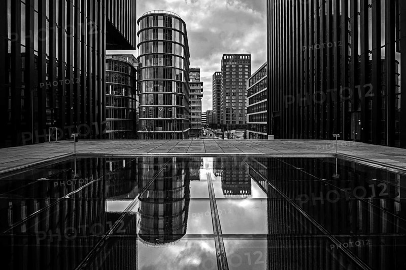 Hotel Hyatt Regency Duesseldorf and office building at the Hafenspitze in the Media Harbour