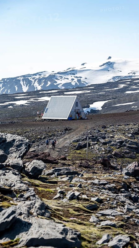 Hikers at Baldvinsskali mountain hut