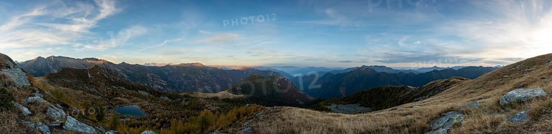 Panoramablick ueber das Vall di Salei mit dem Laghett di Salei