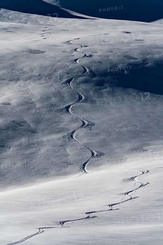 Einsame Skispur in unberuehrter Winterlandschaft