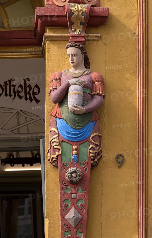 Herme mit einem Apothekengefaess