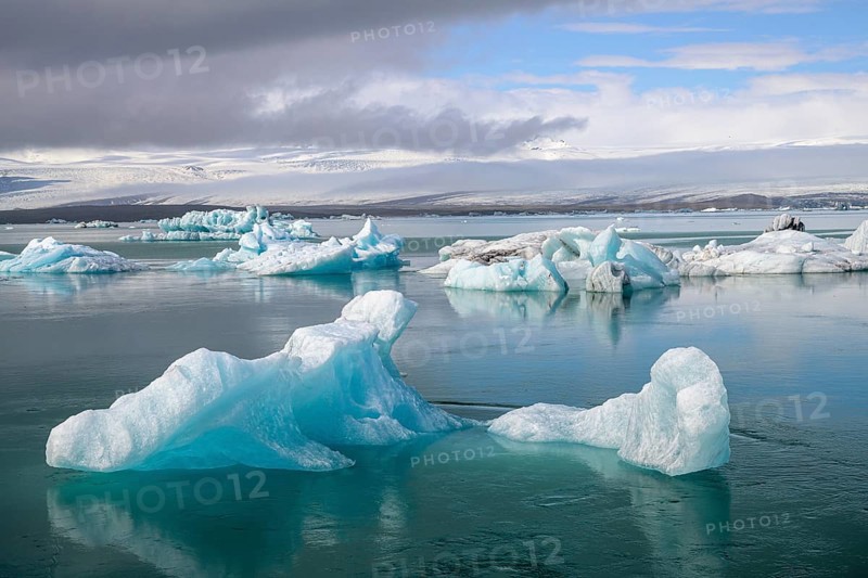 Icebergs in the glacial lake