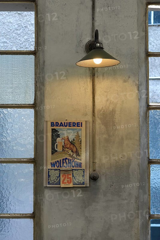 Alte Wandlampe und ein Kalender von 1991 in einer ehemaligen Dreherei