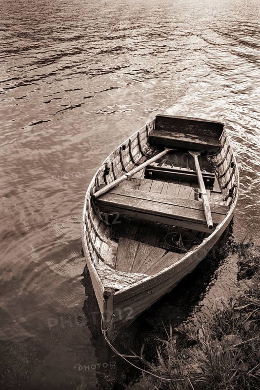 Leeres Ruderboot am Seeufer