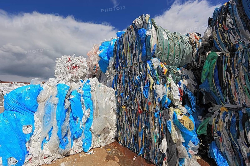 Ballen mit Plastikfolien fuer das Kunststoffrecycling in einem Recyclingbetrieb
