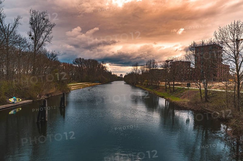 The Mittelland Canal in Hanover's Limmer district flows next to the future new Wasserstadt