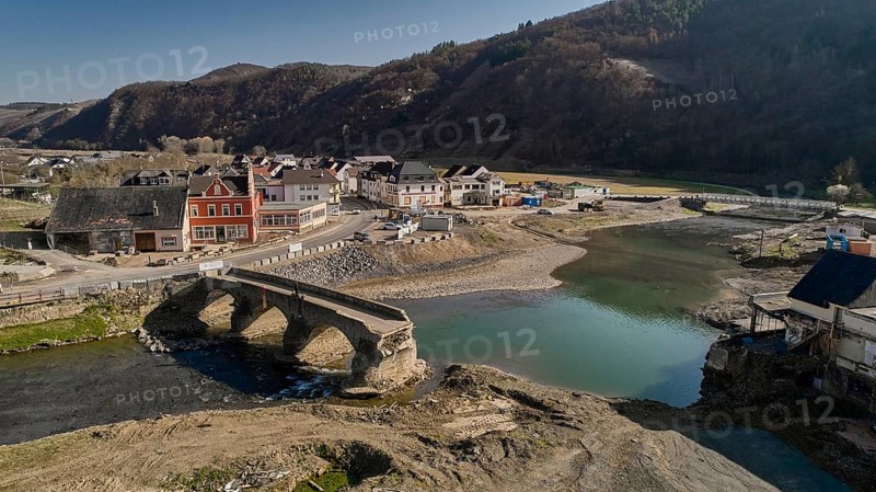 Rech nach der Flutkatastrophe mit der zerstoerten Nepomukbruecke. Rech