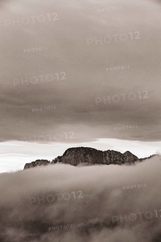 Drachenwand ragt aus dem Morgennebel
