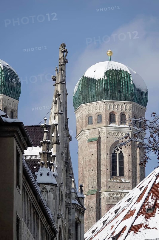 Towers of the Church of Our Lady and gable of the Neues Rathaus