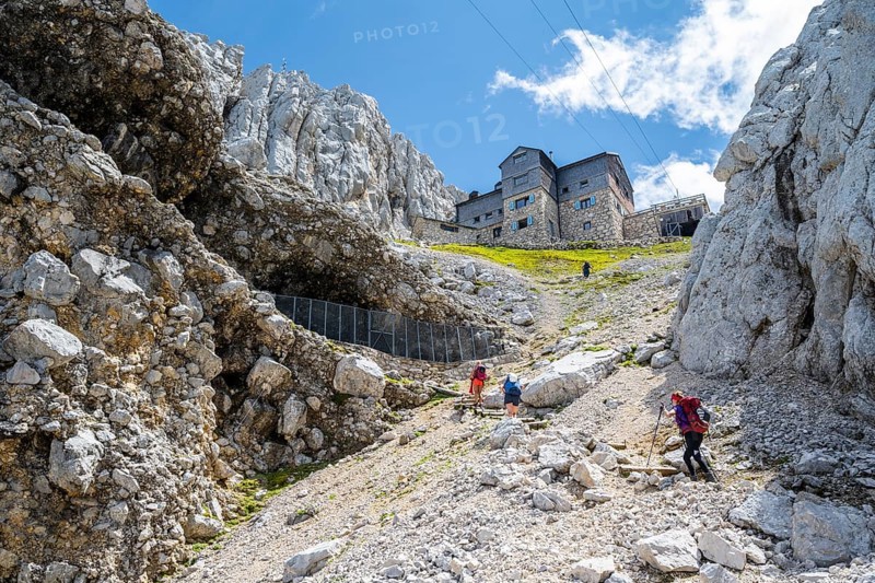 Hikers climbing to the Meilerhuette