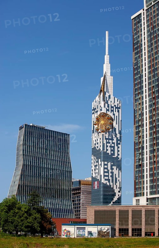 Technische Universitaet mit Riesenrad am Turm und Radisson Blu Hotel