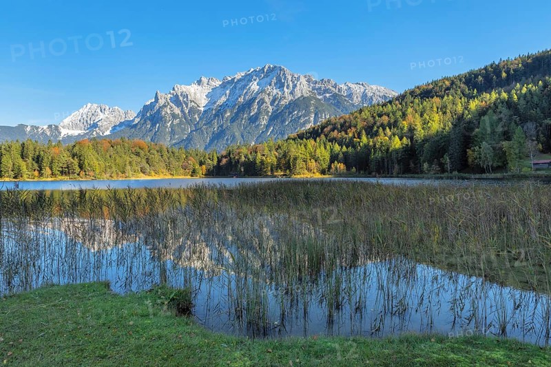 View over the Lautersee to the Karwendel Mountains