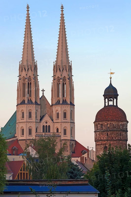 Tuerme der spaetgotischen Peterskirche bei roetlichem Abendlicht
