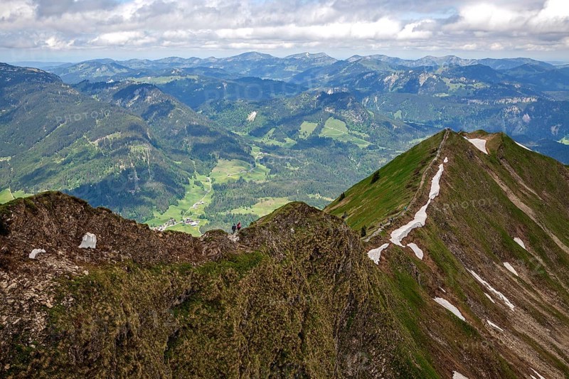 Ridge hiking trail Fellhorngrat between Fellhorn summit and Soellerkopf