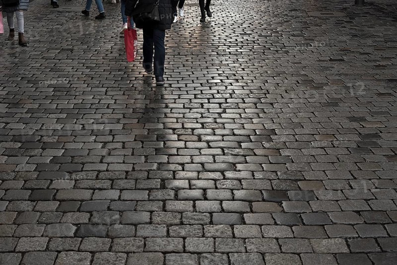 Regennasses Strassenpflaster in der Fussgaengerzone