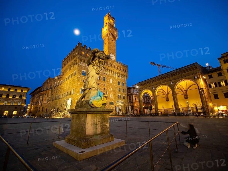 Vollmond ueber Palazzo Vecchio