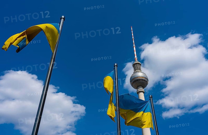 Die Ukrainische Nationalflagge vor dem Berliner Fernsehturm am Alexanderplatz