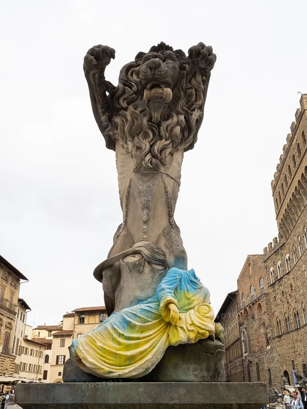 Loewenstatue und Torso in den Farben der Ukraine