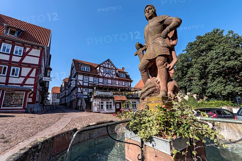 Brunnenfigur St. Georg der Drachentoeter mit dem Drachen
