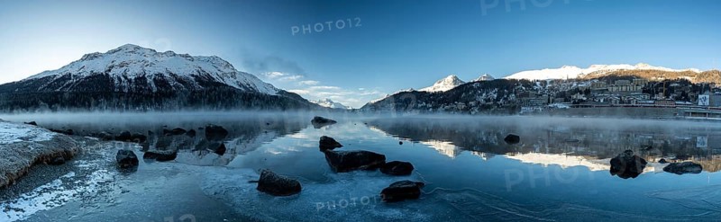Winterliche Morgenstimmung ueber dem St. Moritzersee in Sankt Moritz