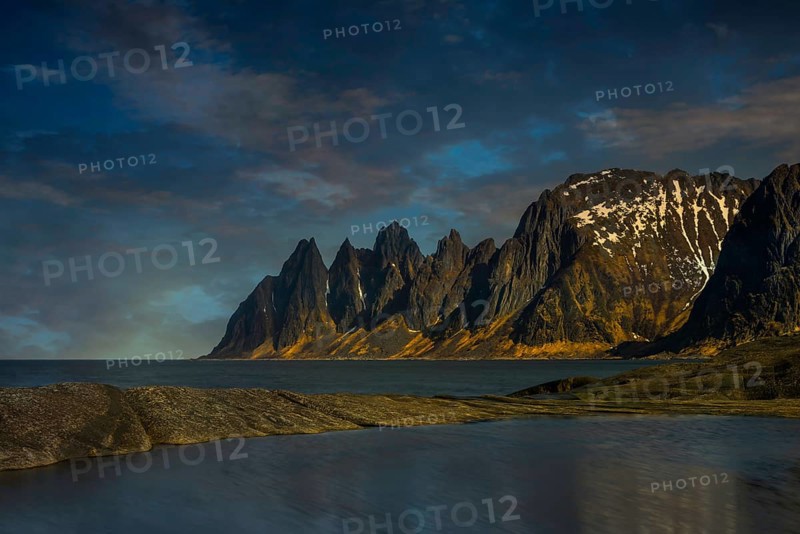 Abendstimmung an der Felskueste von Tungeneset