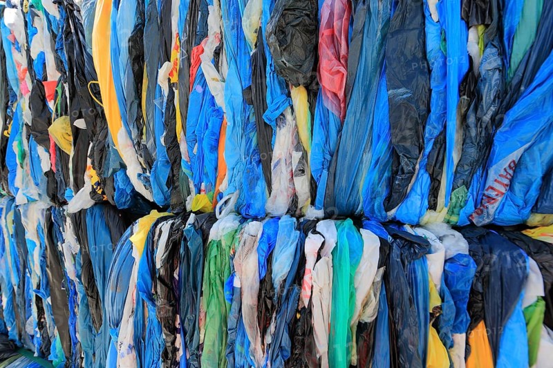 Ballen mit Plastikfolien fuer das Kunststoffrecycling in einem Recyclingbetrieb