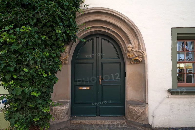 Portal mit einem Renaissancepaar als Schildhalter von 1566