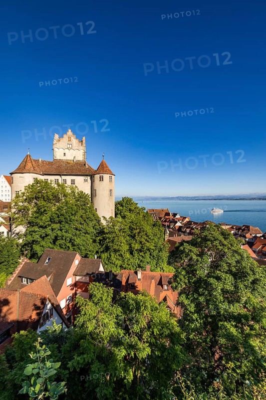 Burg Meersburg und Ausflugsdampfer