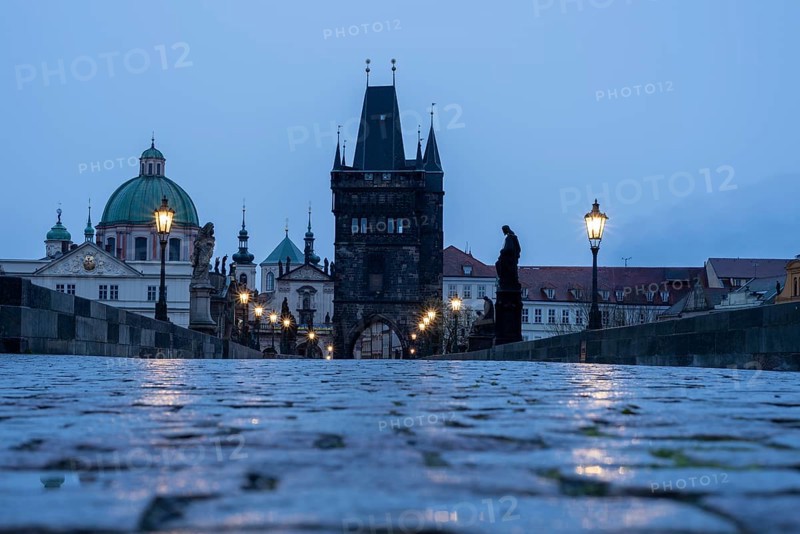 Karlsbruecke mit Altstaedter Brueckenturm und Kreuzherrenkirche