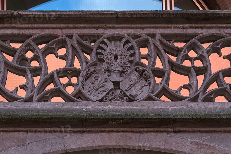 Wappenrelief an der Bruestung im Hof vom ehemaligen Krafftschen Haus