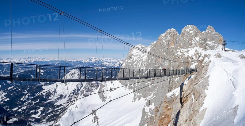 Blauer Himmel ueber alpiner Winterlandschaft