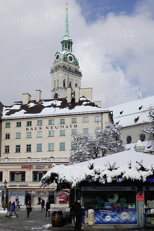 Viktualienmarkt with Haus Neumayr and tower of St. Peter's Church
