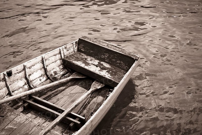 Leeres Ruderboot am Seeufer
