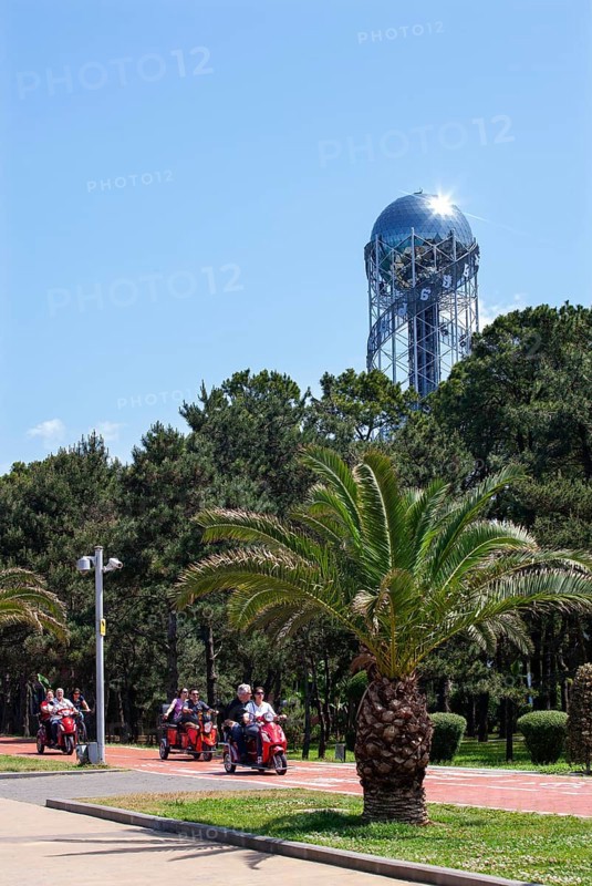 Promenade mitAlphabet Turm im Miracle Park
