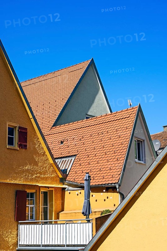 Orange Fassaden und Dach mit Bieberschwanzziegeln