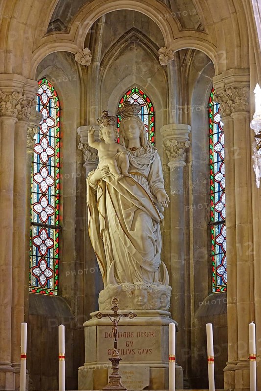 Gothic chapel in the choir ambulatory with statue of the Virgin Mary