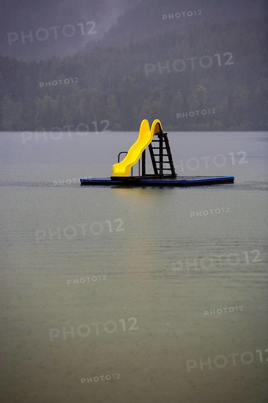 Leere Wasserrutsche im Wasser bei Regenwetter