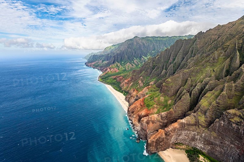 Luftaufnahme der zerkluefteten Na Pali Coast