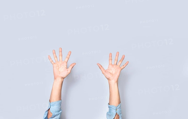 Man hands counting five