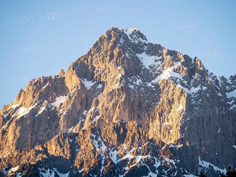 Dachsteingebirge mit Abendlicht auf dem Gipfel des Torstein