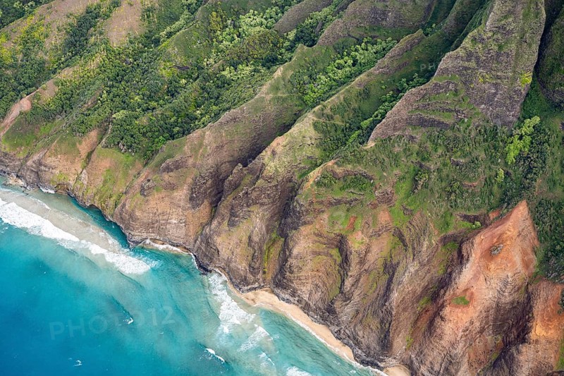 Luftaufnahme der zerkluefteten Na Pali Coast