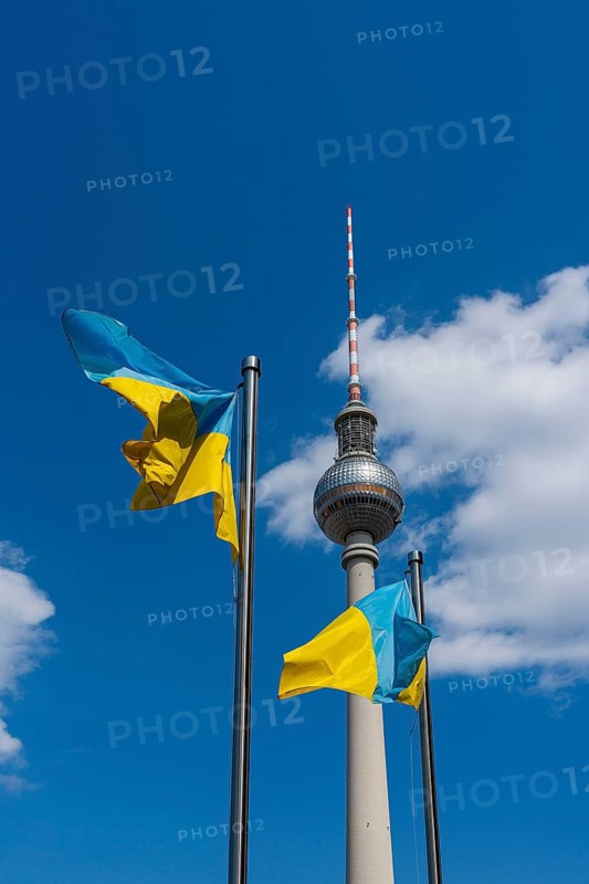 Die Ukrainische Nationalflagge vor dem Berliner Fernsehturm am Alexanderplatz