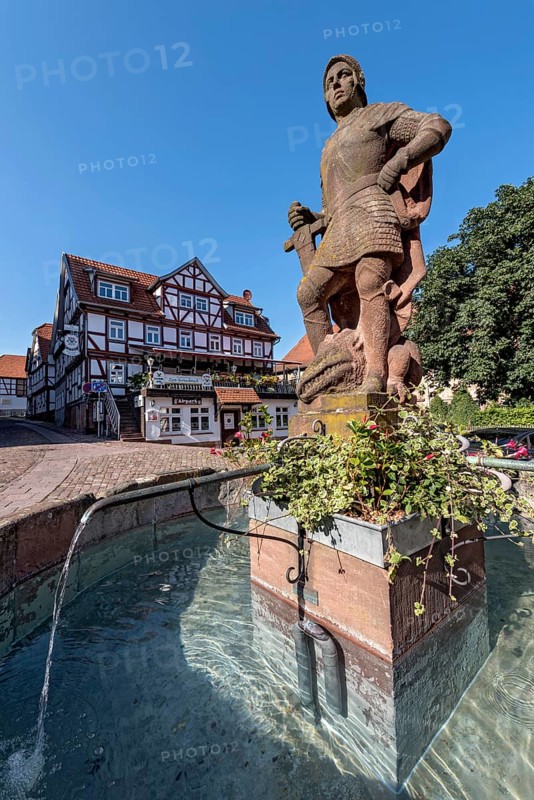Brunnenfigur St. Georg der Drachentoeter mit dem Drachen